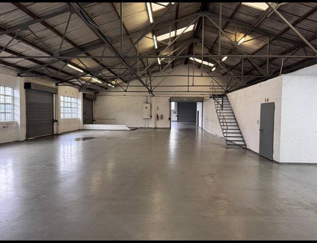 1,400M² WAREHOUSE TO LET IN PAARDEN EILAND